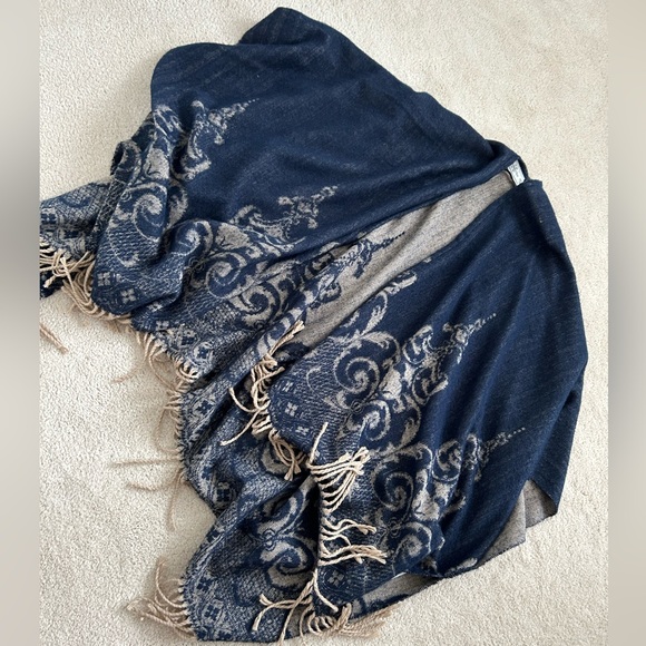 Abercrombie & Fitch Poncho - Picture 1 of 4